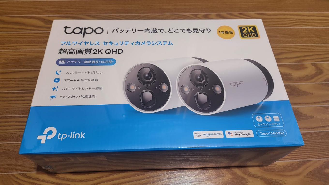 TP-Link Tapo C420S2 の未開封の箱。フローリングの上に置いてある