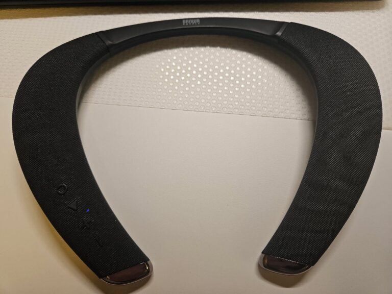 組み戻して電源が入り、左側のボタン付近が青く光っている本体
