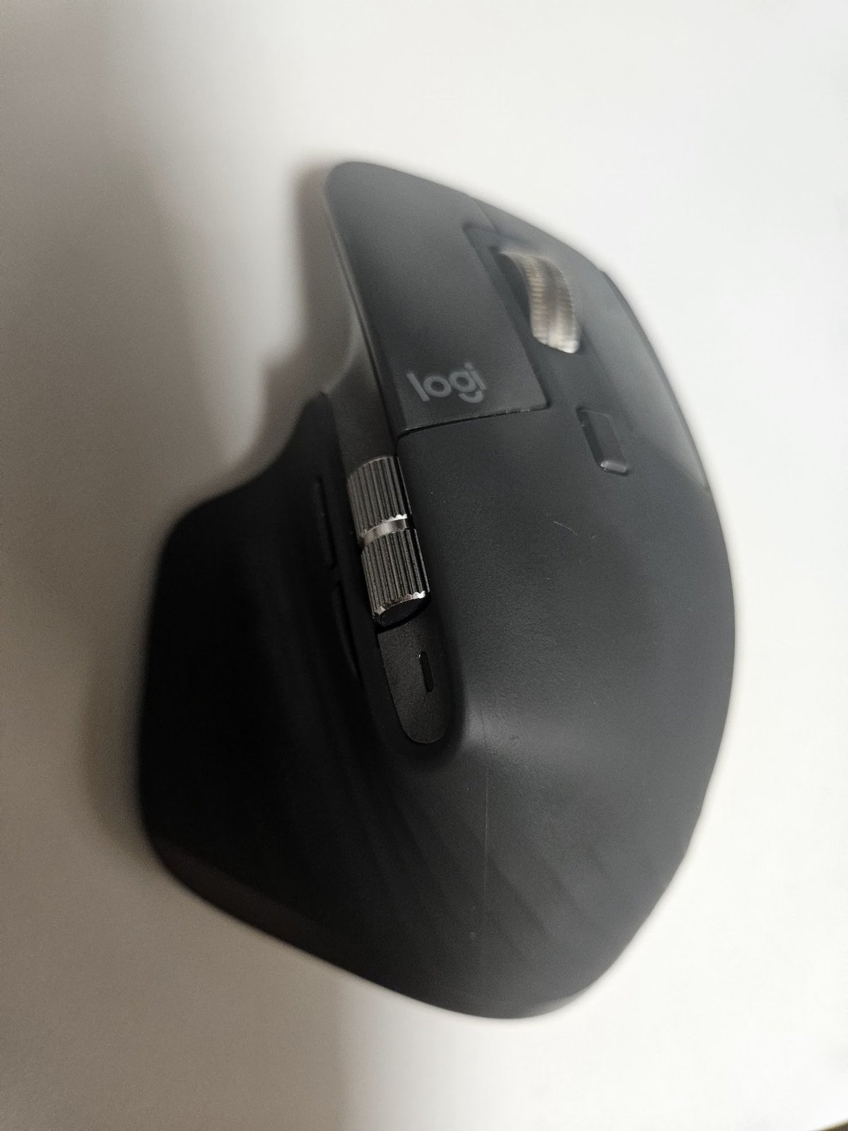 ロジクール MX Master 3S の側面