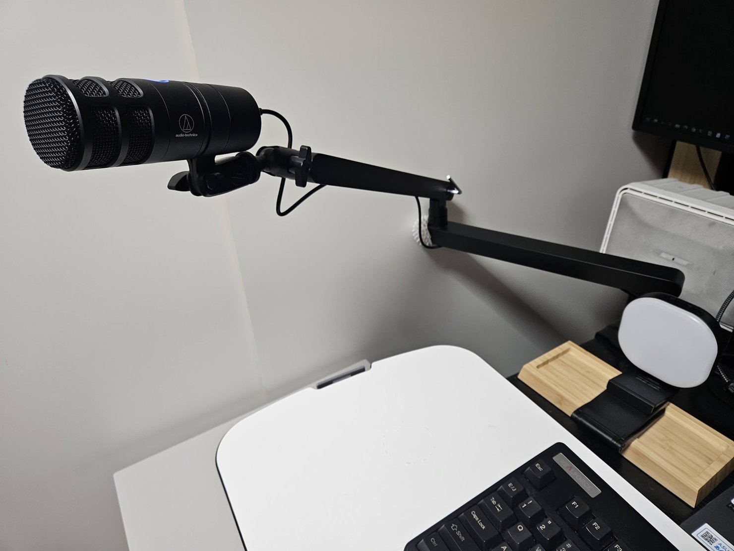 サンワサプライ 100-MCST001 にオーディオテクニカ AT2040USB を取り付けた状態