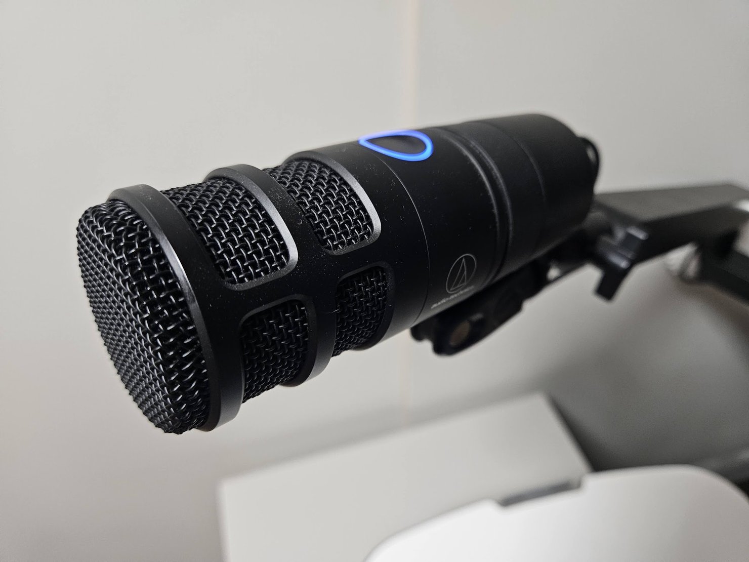 オーディオテクニカ AT2040USB の上面。ミュートのリングが青く光っている